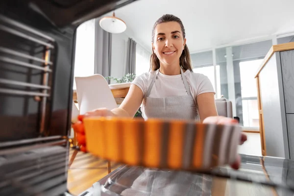 Femme cuisine des aliments au four à la maison cuisine — Photo