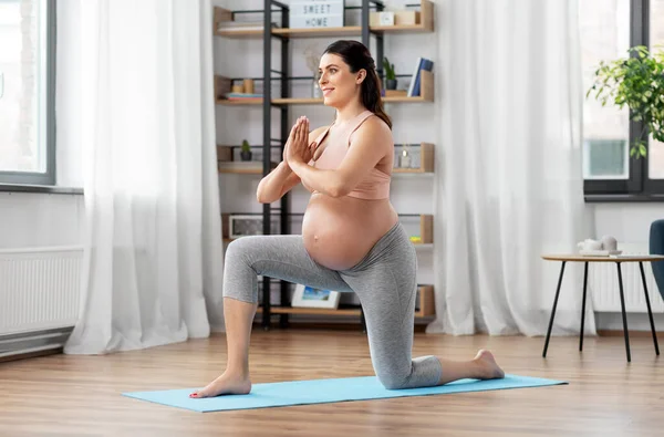 Mujer embarazada feliz haciendo deportes en casa — Foto de Stock