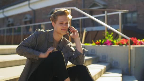 Młody człowiek dzwoni na smartfona na dachu — Wideo stockowe
