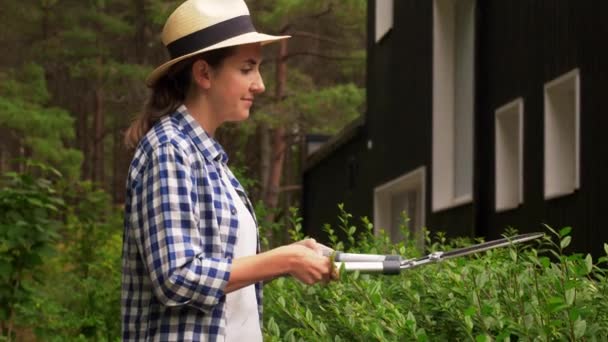Frau mit Baumschneider schneidet Äste im Garten — Stockvideo