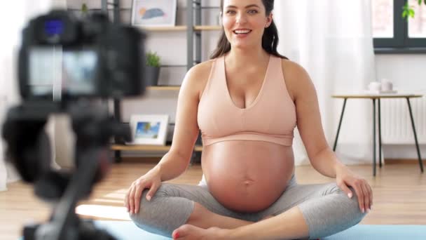 Gelukkig zwanger vrouw blogger opname yoga video — Stockvideo