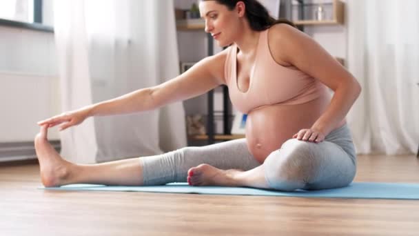 Glad gravid kvinna som idrottar hemma — Stockvideo