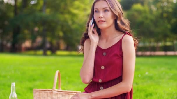 Donna che chiama su smartphone su picnic al parco — Video Stock