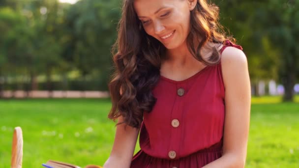 Felice donna lettura libro al picnic nel parco estivo — Video Stock