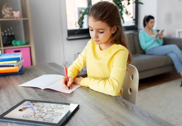 Diák lány tabletta pc tanulás otthon — Stock Fotó