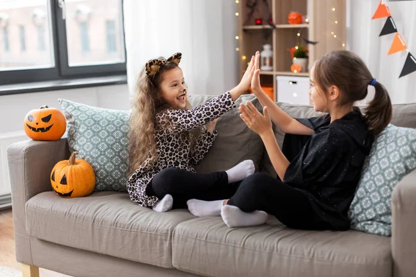 Девушки в костюмах на Хэллоуин играют в игры дома — стоковое фото
