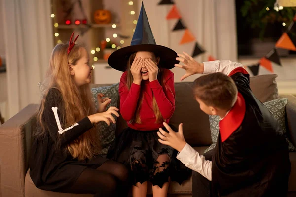 Gyerekek halloween jelmezek játszanak otthon — Stock Fotó