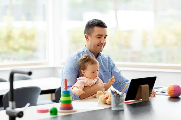 Padre con el bebé trabajando en la tableta PC en casa —  Fotos de Stock