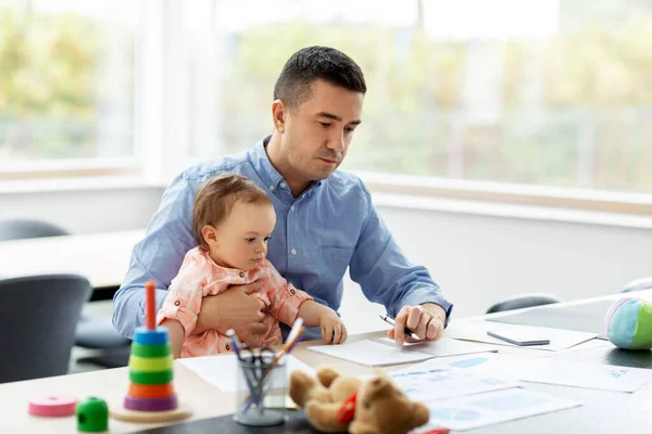 Vader met baby werken op kantoor — Stockfoto