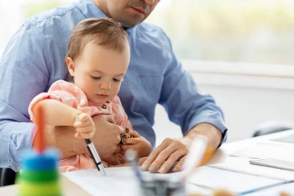 Padre con bambino che lavora a casa ufficio — Foto Stock