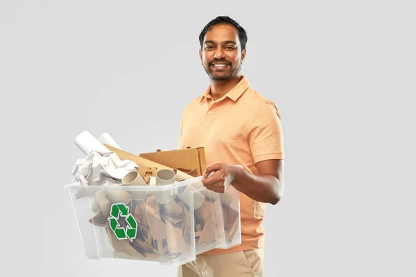 Sonriente joven indio hombre clasificación de residuos de papel — Foto de Stock