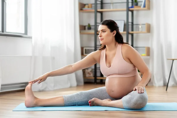 Happy pregnant woman doing sports at home — Stock Photo, Image