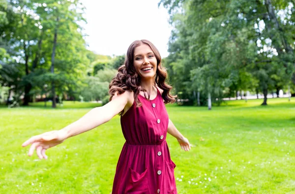 Portrait of happy smiling woman at summer park — Stock Photo, Image