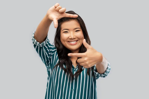 Feliz asiático mujer haciendo marco de dedos — Foto de Stock