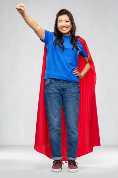 Szczęśliwy Azji kobieta w czerwony superhero peleryna — Zdjęcie stockowe