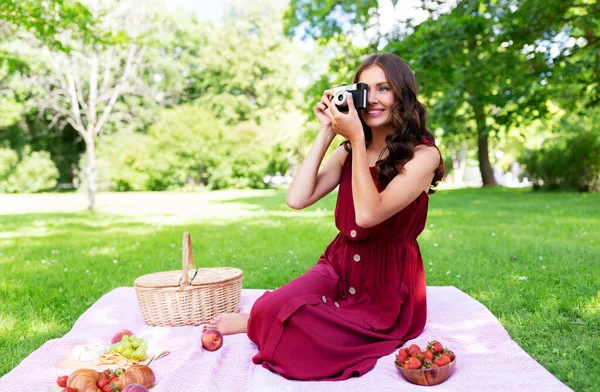 Parkta piknikte kameralı mutlu kadın. Stok Resim