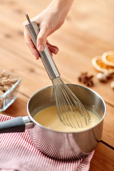 Primo piano con frusta mescolando zabaione in pentola — Foto Stock