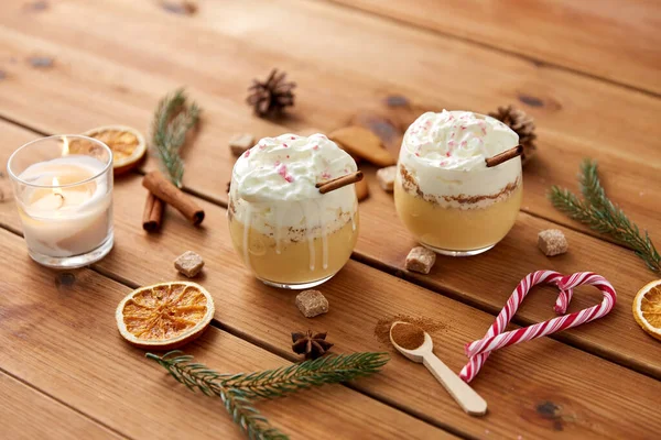 Vasos de ponche de huevo con crema batida y especias — Foto de Stock