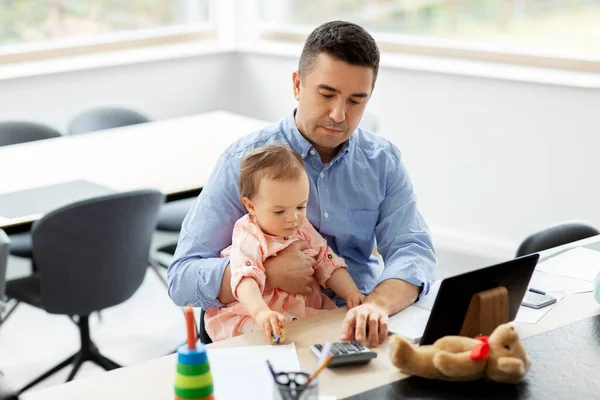 Vader met baby werken thuis — Stockfoto