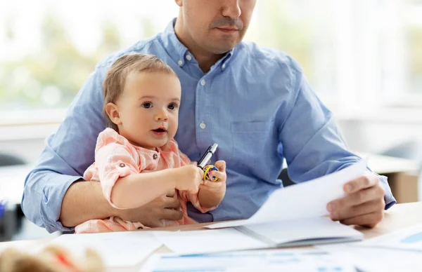 Padre con bambino che lavora a casa ufficio — Foto Stock