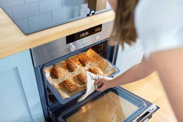 Woman cooking food in oven at home kitchen — Stock Photo, Image