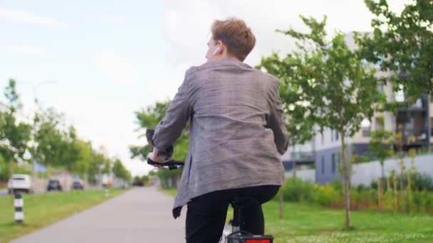 Jeune homme à vélo sur la rue de la ville — Video
