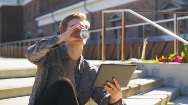 Jovem com tablet pc e bebida no telhado — Vídeo de Stock