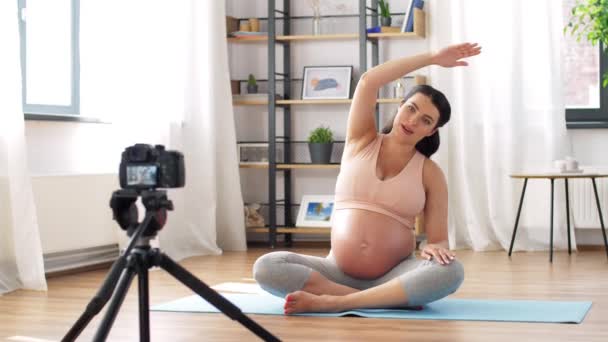Šťastná těhotná žena blogger nahrávání jóga video — Stock video