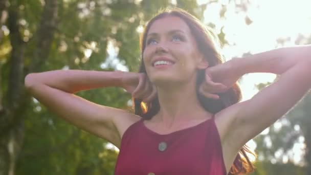 Feliz sonriente mujer caminando a lo largo de verano parque — Vídeo de stock