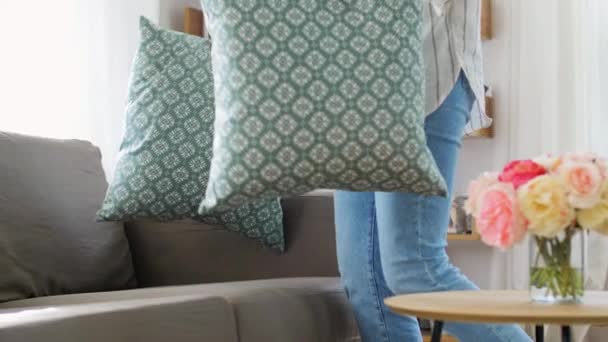 Женщина устраивает подушки дома — стоковое видео