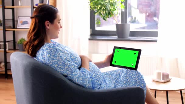 Femeie gravidă fericită cu tabletă PC acasă — Videoclip de stoc