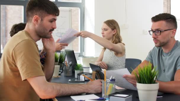 Geschäftsteam oder Startupper im Büro — Stockvideo