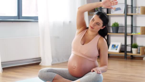 Glad gravid kvinna som idrottar hemma — Stockvideo