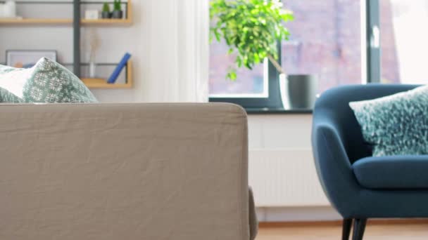 Mujer colocando mesa de café al lado del sofá en casa — Vídeos de Stock