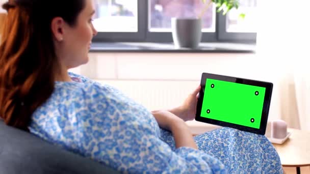 Mulher grávida feliz com tablet pc em casa — Vídeo de Stock