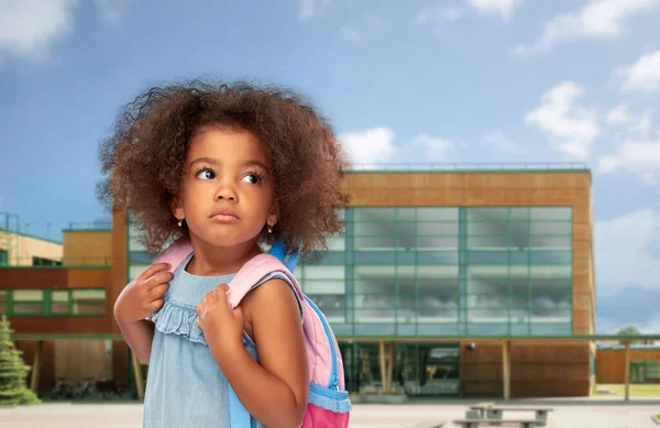 Triste petite fille afro-américaine avec sac à dos — Photo