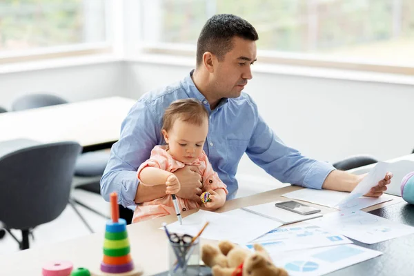 Vader met baby werken op kantoor — Stockfoto
