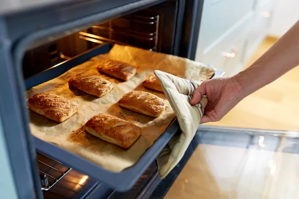 Mujer cocina comida en el horno en casa cocina —  Fotos de Stock