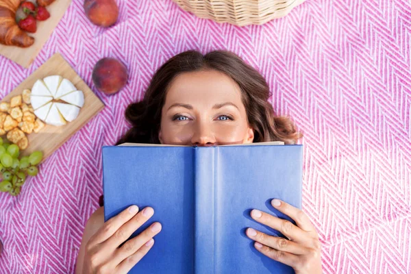 Felice donna lettura libro al picnic nel parco estivo — Foto Stock