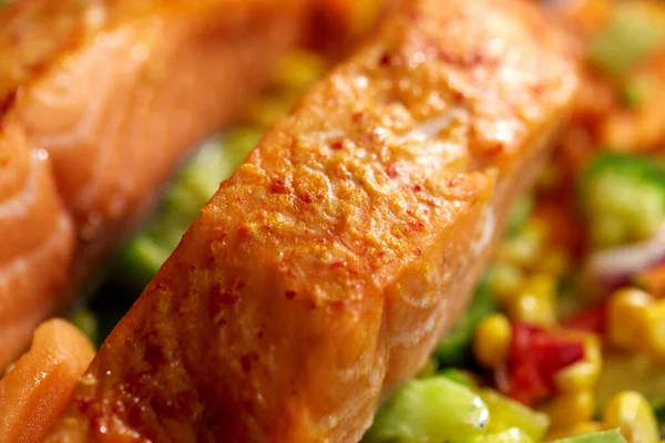 Primo piano del pesce salmone al forno con verdure Fotografia Stock