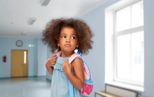 Афроамериканська дівчина з рюкзаком в школі — стокове фото