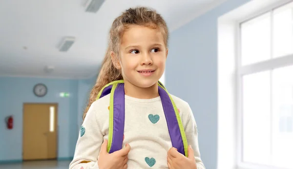 一个快乐的小女孩，背着背包上学 — 图库照片