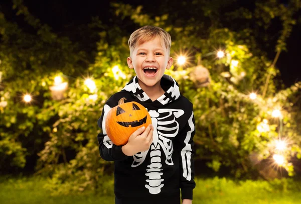 幸せな男の子でハロウィンの衣装でジャック・オー・ランタン — ストック写真