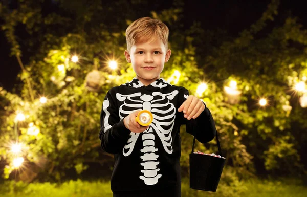 Garçon avec des bonbons et lampe de poche sur Halloween — Photo