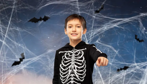 Jongen in halloween kostuum van skelet — Stockfoto