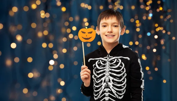 Garçon en costume de Halloween de squelette avec citrouille — Photo