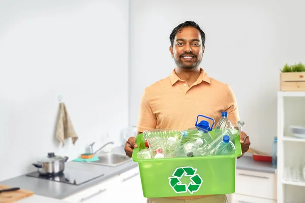 Gülümseyen genç Hintli adam plastik atıkları ayırıyor. — Stok fotoğraf