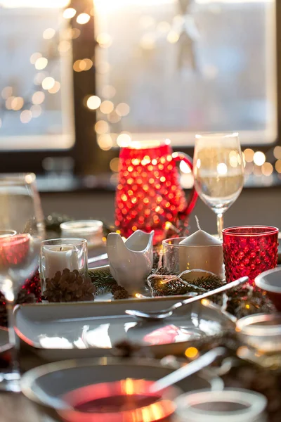 Tavolo servito per la cena di Natale a casa — Foto Stock