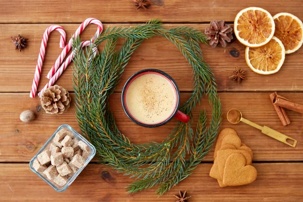 Cup of eggnog, fir branches, gingerbread and sugar — Stock Photo, Image