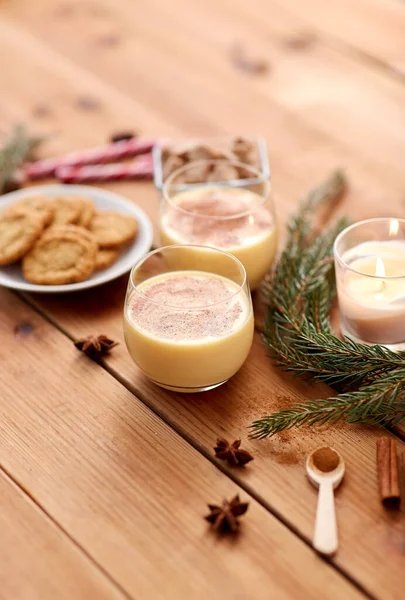 Gelas dari eggnog, oatmeal cookies dan fir branch — Stok Foto